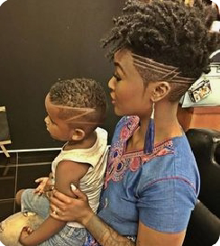 femme noire avec son enfant coiffure designe dégradée avec locks